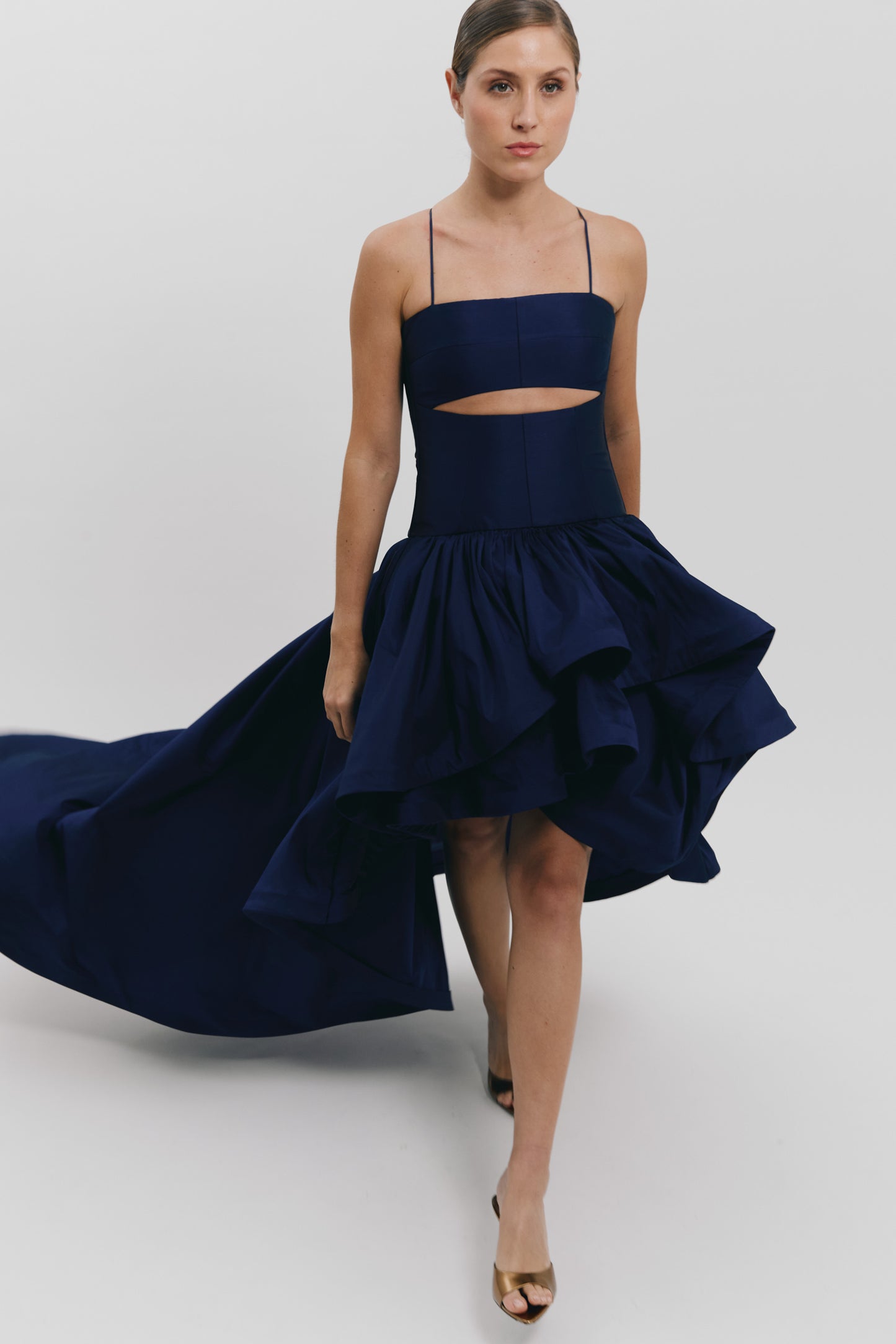 Vestido asimétrico de doble volante