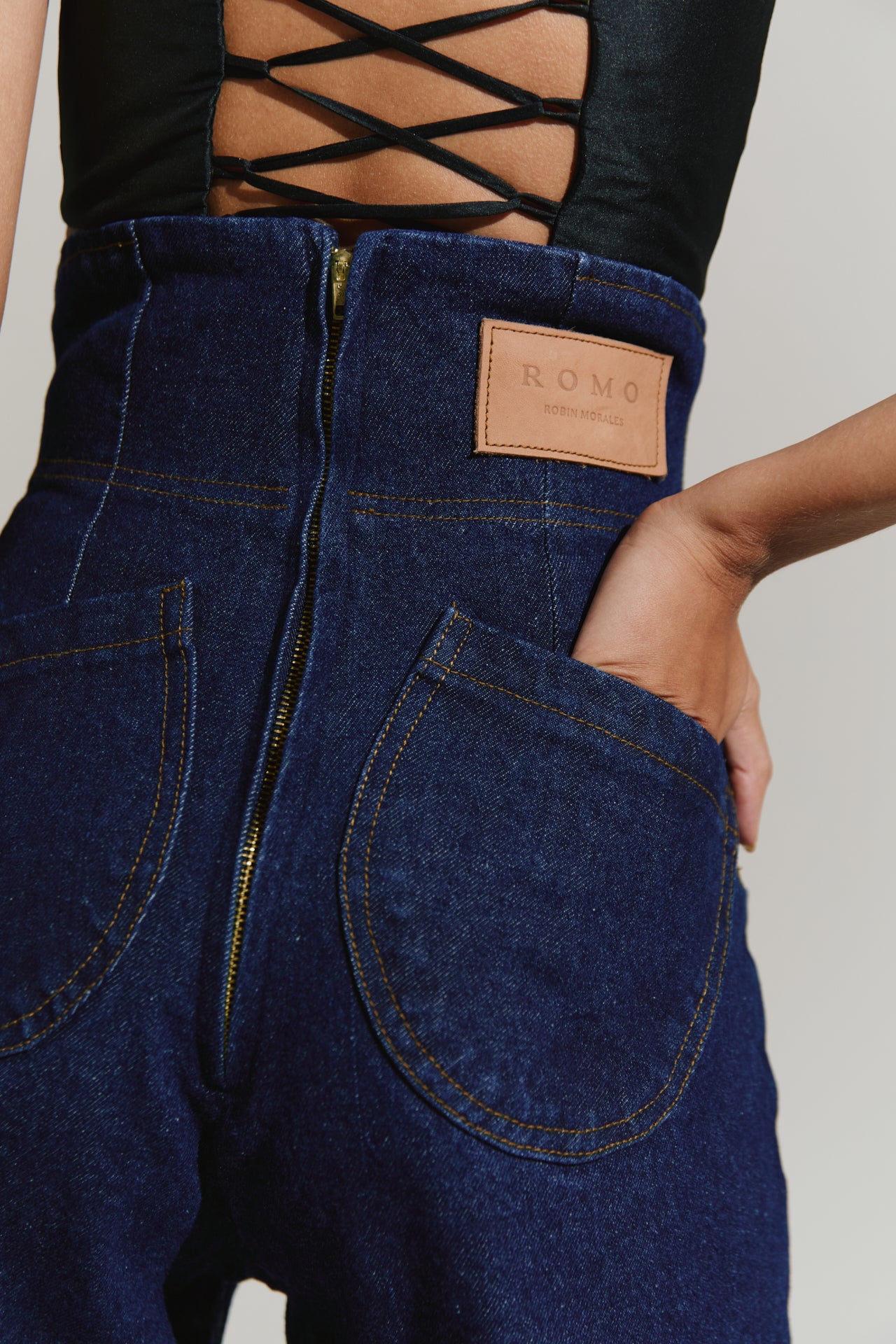 Pantalón denim oscuro