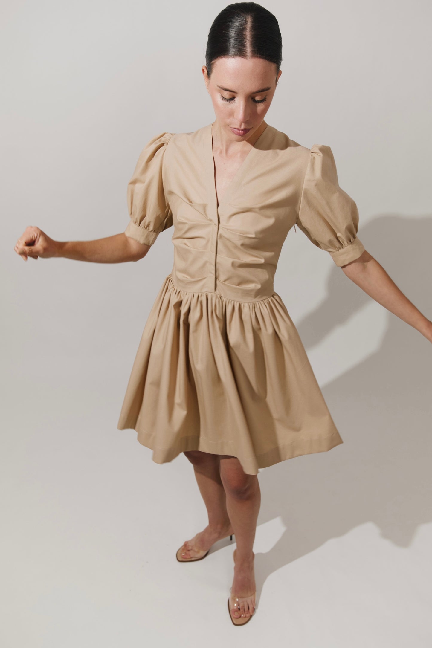 Vestido corto con pliegues