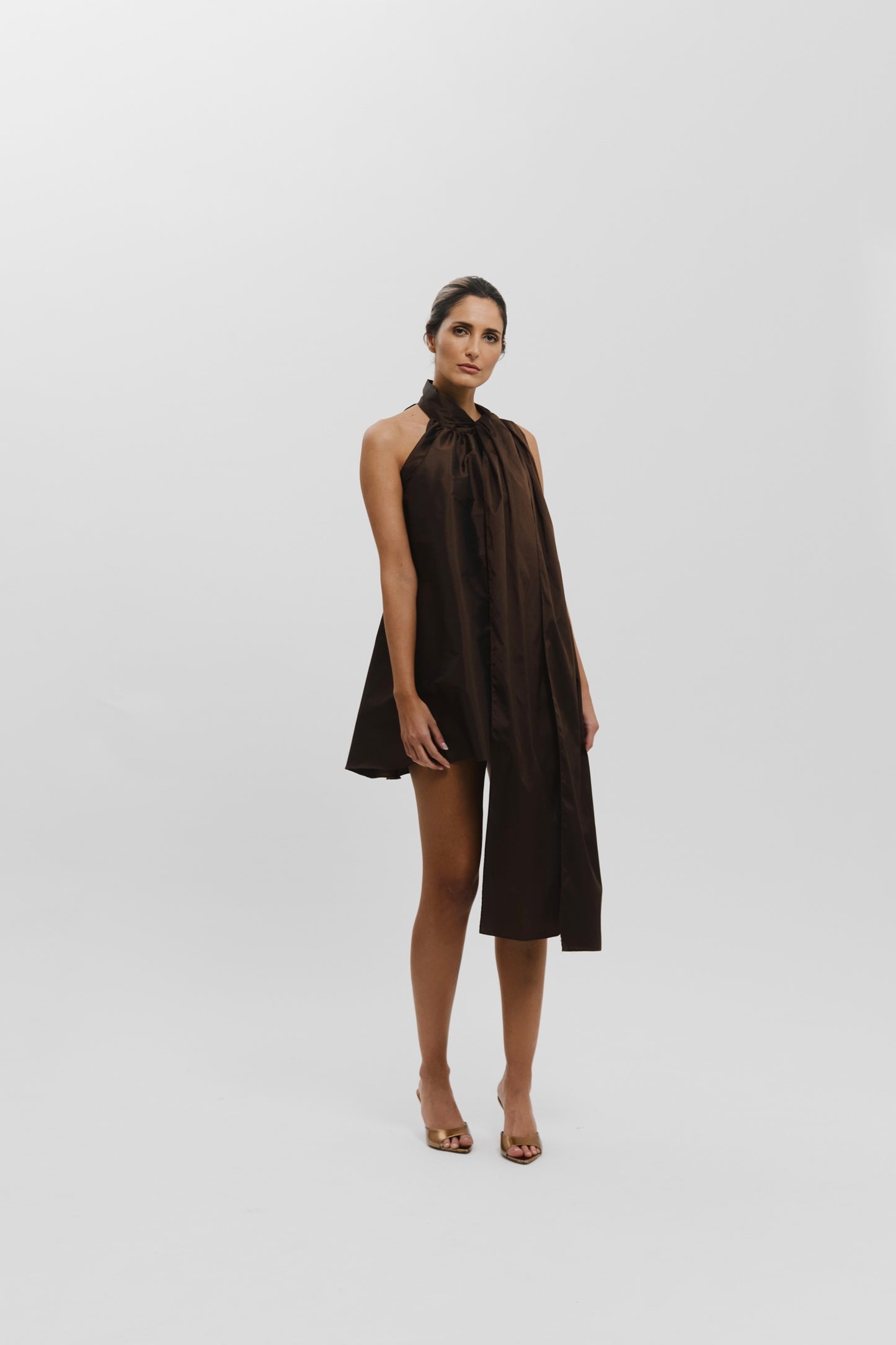 Vestido corto con maxi lazada al cuello