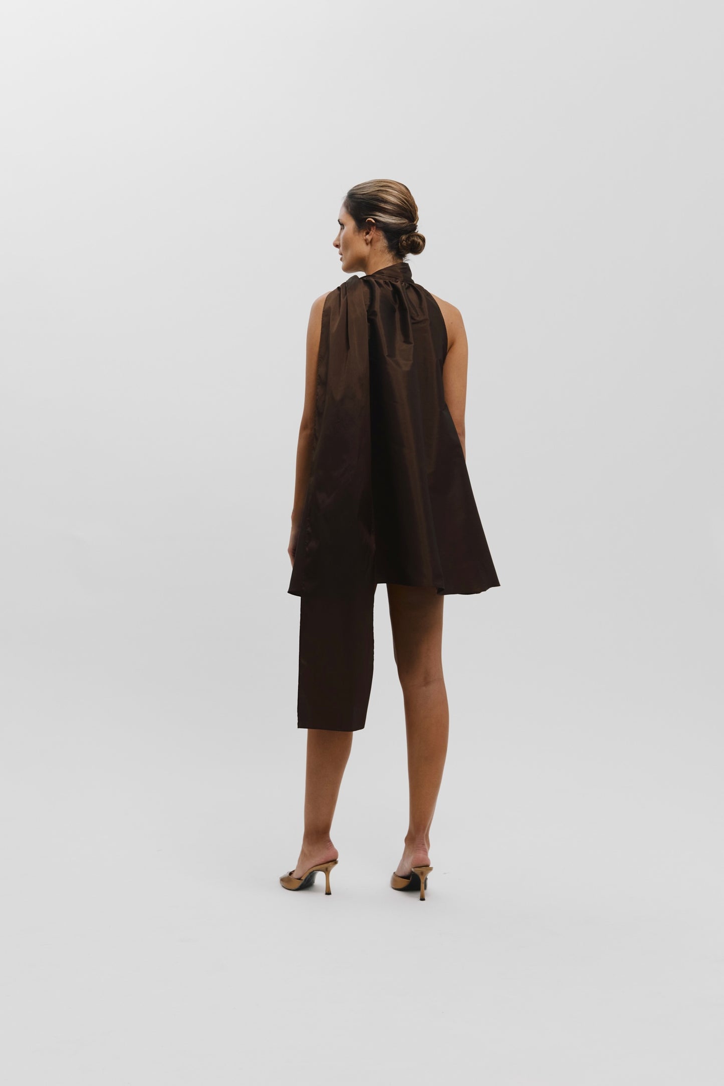Vestido corto con maxi lazada al cuello