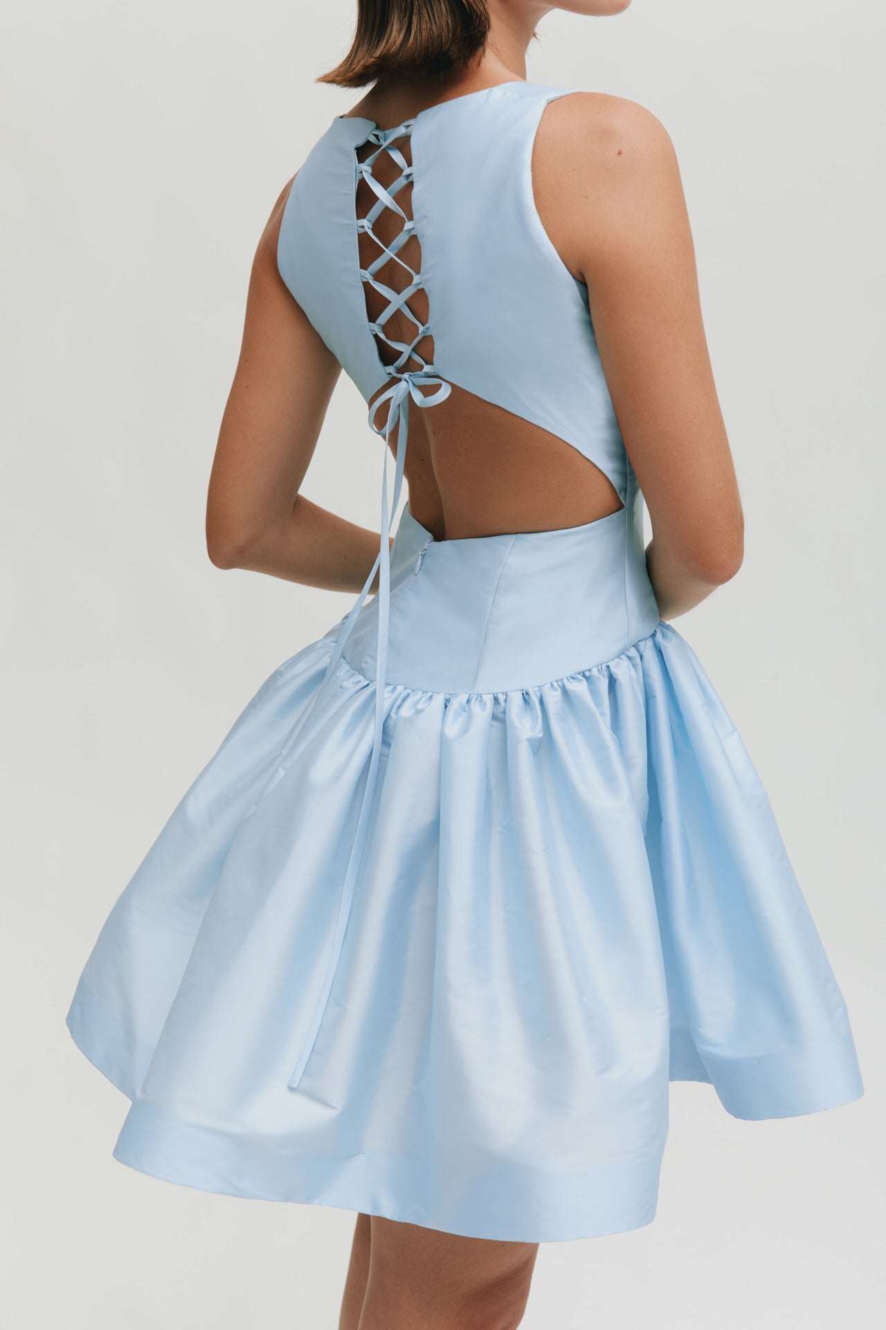 Vestido corto de vuelo