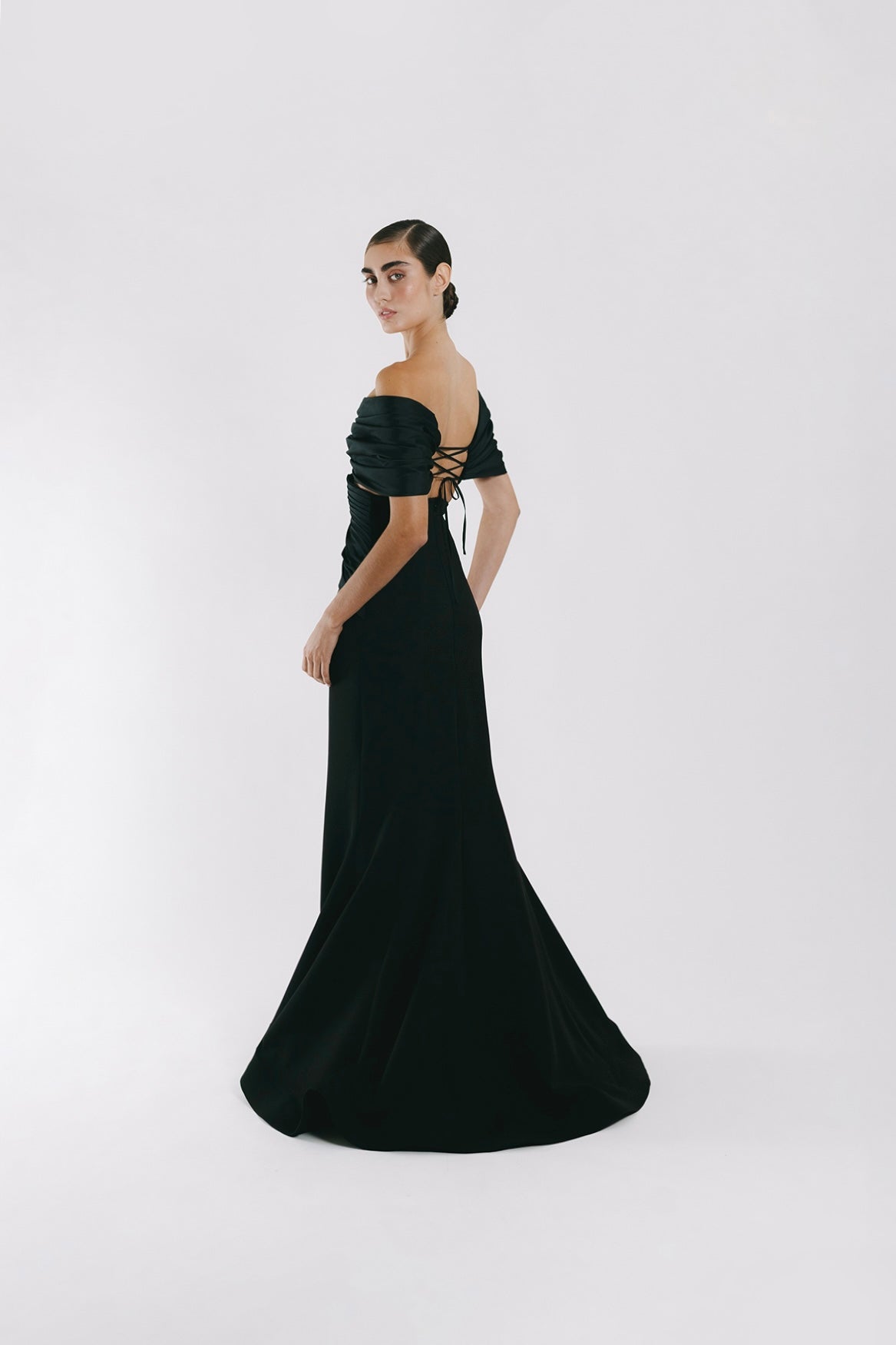 Vestido con drapeado off the shoulder