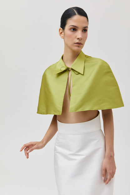 Capa corta con cuello camisero y lazo