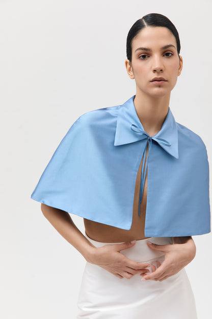 Capa corta con cuello camisero y lazo