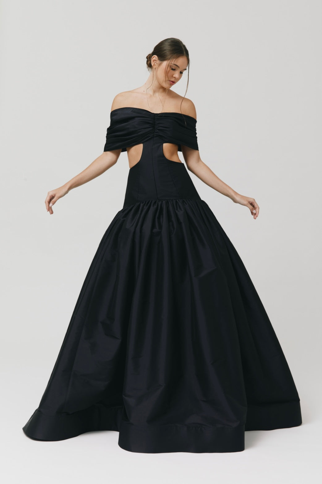 Maxi vestido off the shoulder con cut-outs en la cintura