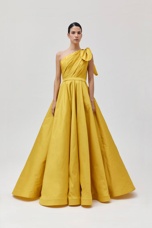 Vestido amplio y asimétrico con lazo armado