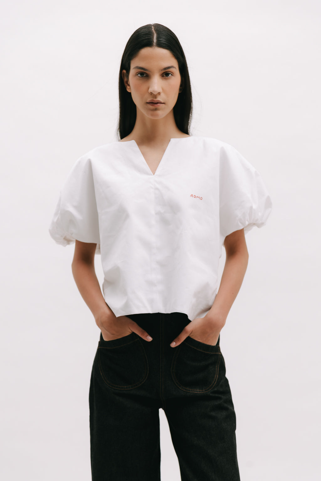 Blusa de mangas abullonadas y cuello en V
