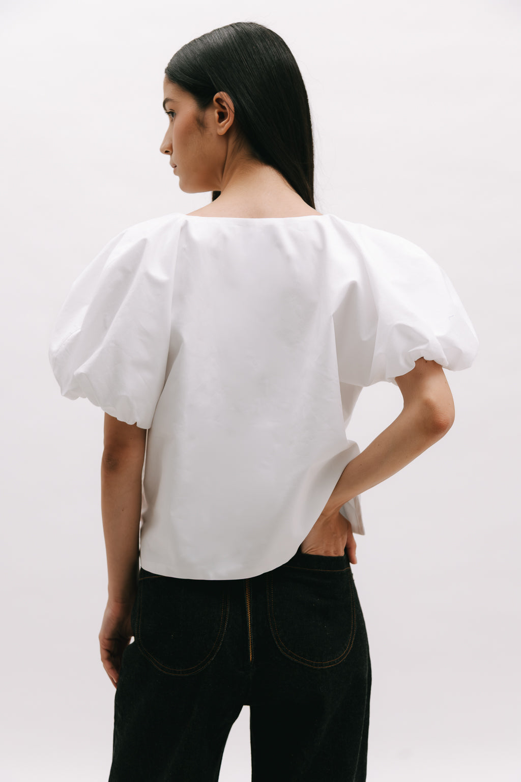 Blusa de mangas abullonadas y cuello en V