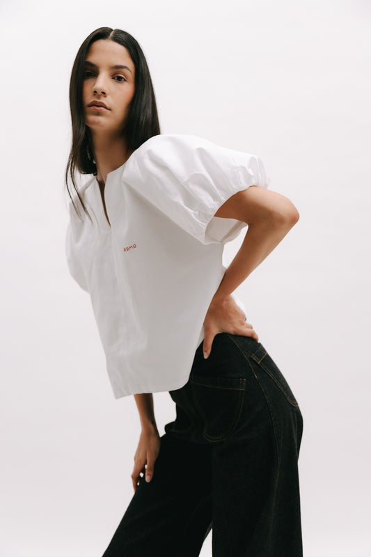 Blusa de mangas abullonadas y cuello en V